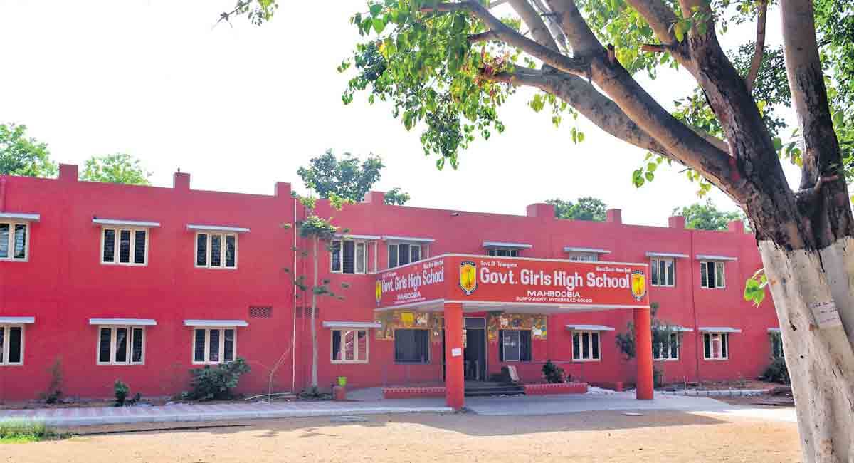 Mehboobia Girls High School Logo